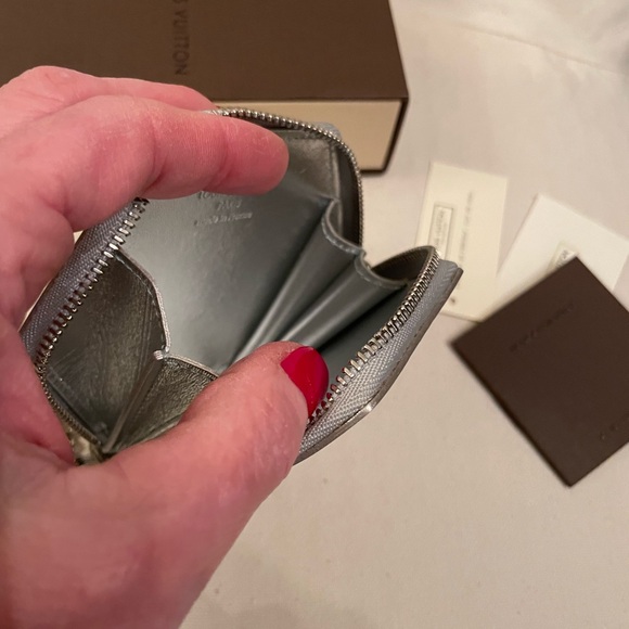 LOUIS VUITTON SNOWFLAKE COIN POUCH, ORIGINAL CHAIN WRISTLET STRAP & LV CHARMS - Picture 3 of 4